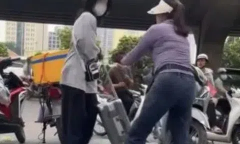 Vụ bà bán trà đá đuổi cô gái khỏi vỉa hè: Không thể có chuyện vỉa hè là “của riêng” của ai!