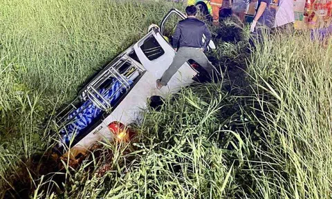 Ô tô lao như tên bắn khi tài xế ngủ gật, 6 người trong gia đình ngồi trên xe hoảng sợ