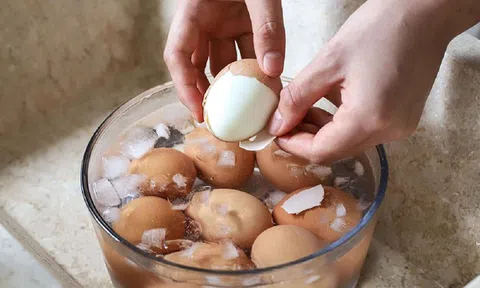 Luộc trứng nhớ cho thêm thứ này, vừa ngon lại tự róc vỏ "chuẩn" nhà hàng
