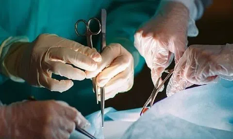 Mổ lấy thai cho sản phụ, bác sĩ phát hiện điều bất ngờ