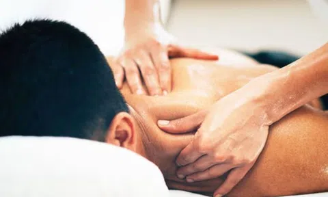 Người đàn ông 27 tuổi nhồi máu não sau khi massage cổ vai gáy
