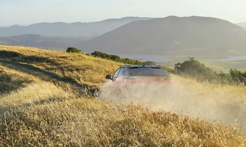 SUV điện mới của Subaru - tên như game, thiết kế giống Toyota C-HR