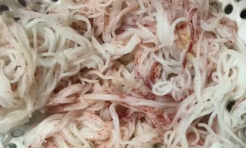 Vì sao bún chuyển sang màu đỏ bất thường sau vài giờ mua ở chợ Đà Nẵng?
