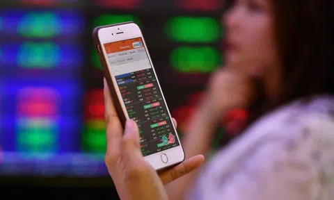 VN-Index không ngừng tăng, người cầm tiền nên mua đuổi hay quan sát?