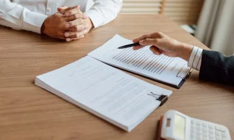 Rút bảo hiểm trước hạn có thể mất phí phạt tới 90% giá trị hợp đồng: Hiểu rõ phí rơi, phí phạt trước khi mua BHNT để tránh mất tiền