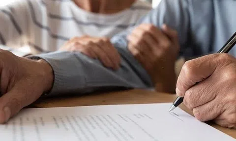 Tôi sốc vì không có tên trong di chúc của bố, đến khi luật sư đưa phong bì gửi riêng tôi kèm chiếc cúc áo, cả nhà náo loạn