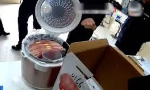 Cảnh sát phát hiện số tiền mặt khổng lồ trong chiếc nồi cơm điện khả nghi