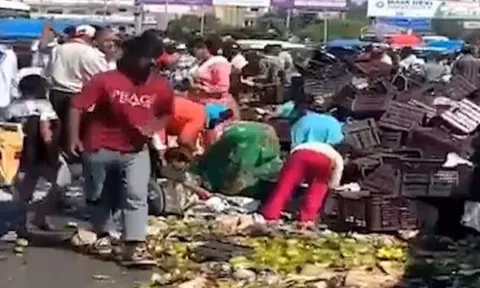 Xe tải chở xoài bị lật, người dân đổ xô "hôi của"