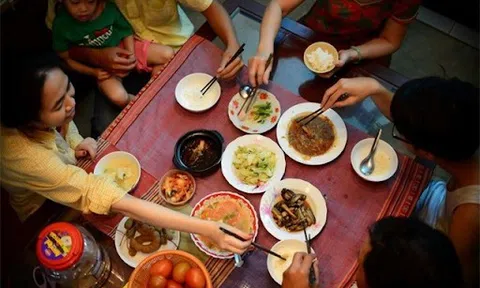 Khi được mời ăn cơm, người thường từ chối “tôi ăn rồi”, người EQ cao nói khéo theo 4 cách này để không xem là khách sáo