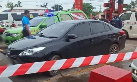 Thấy chiếc xe nổ máy mãi không chạy, người dân kiểm tra thì sốc nặng