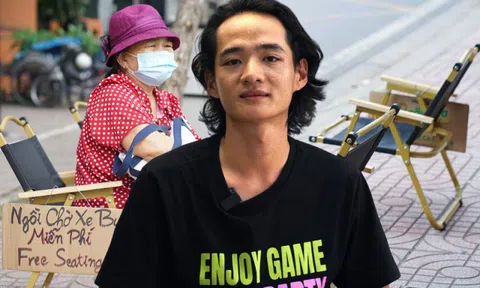Một chủ quán nước ở TP.HCM âm thầm đặt hai chiếc ghế bên đường mỗi sáng, cùng tấm bảng nhỏ ai nhìn cũng thấy mê!