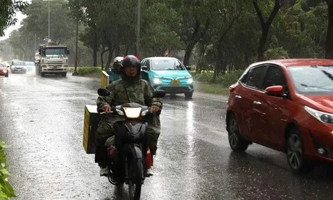 Mưa lớn trút xuống TP HCM kèm gió giật mạnh