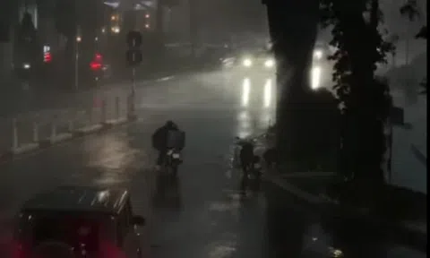 Vì sao bão chưa vào, miền Bắc đã hứng mưa dông dữ dội?