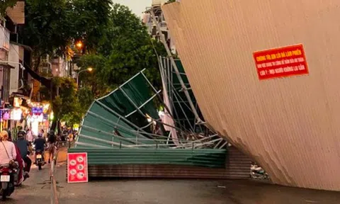 Rào chắn tòa nhà "hàm cá mập" đổ sập, 2 du khách nước ngoài bị thương