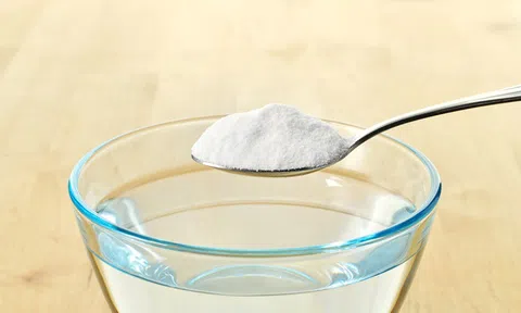 Pha loãng 2 thứ màu trắng với nước được chuyên gia ca ngợi là cách tẩy sạch “độc tố” trong tủ lạnh: Rất quen trong bếp