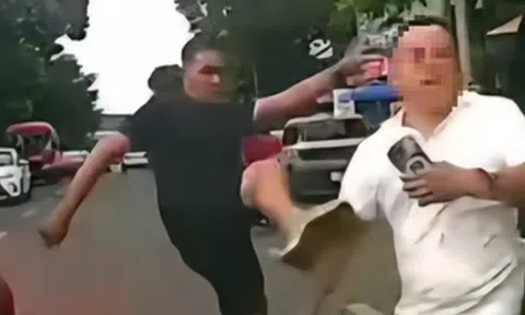 Danh tính người đàn ông trong clip "chạy lấn làn còn hùng hổ đánh người"