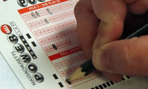 Người đàn ông trúng số 2 lần trong 1 ngày, "ẵm" giải thưởng hơn 52 tỷ đồng