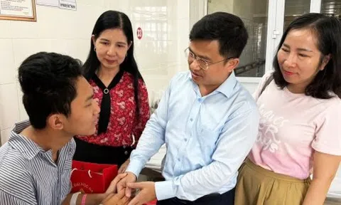 Đại học Hạ Long muốn đỡ đầu nam sinh mất 4 người thân trong vụ lật tàu