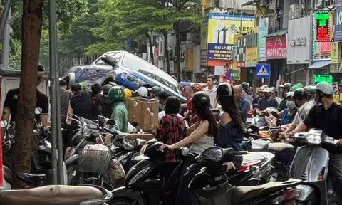 Ô tô bán tải lùi tông hàng loạt xe máy, cuốn người xuống gầm xe