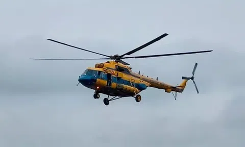 Mi - 171 của Trung đoàn Không quân 916 thực hiện nhiệm vụ thả hàng cứu trợ tại Nghệ An