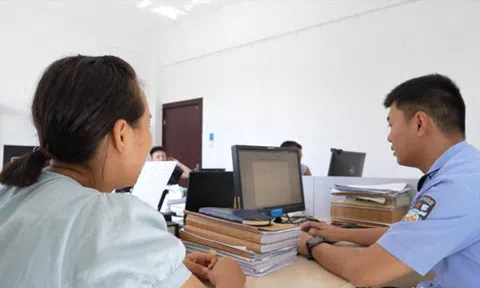 Được cảnh sát cảnh báo lừa đảo, người phụ nữ khẳng định “Tôi chấp nhận bị lừa”: Hôm sau tài khoản bị trừ 1 tỷ đồng