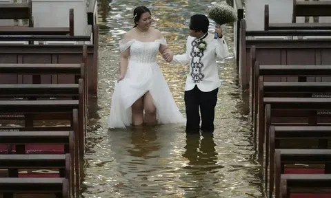 Cặp đôi làm đám cưới giữa dòng nước ngập sau bão gây "sốt mạng"