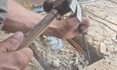 Phát hiện két sắt bí ẩn dưới sàn nhà vợ chồng trẻ "sốc nặng" khi nhìn thấy thứ bên trong