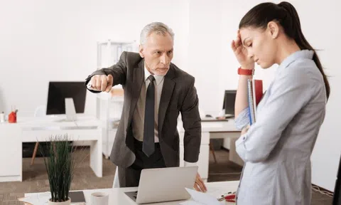 Bị sếp phê bình, người thường chỉ xin lỗi hay đáp “em hiểu rồi”, người EQ cao khéo léo lấy lại thiện cảm từ lãnh đạo bằng 8 câu này