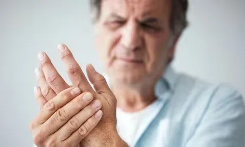 Khi mỡ "xâm lấn" và tàn phá gan, cơ thể sẽ sưng ở 5 chỗ: Có 1 cũng cần đi khám gấp