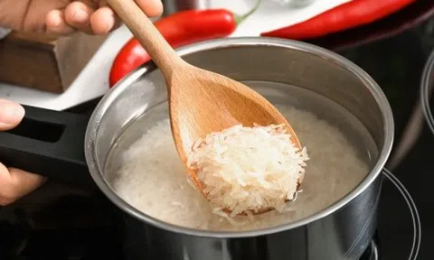 Nấu cơm bằng nước nóng hay nước lạnh ngon hơn?
