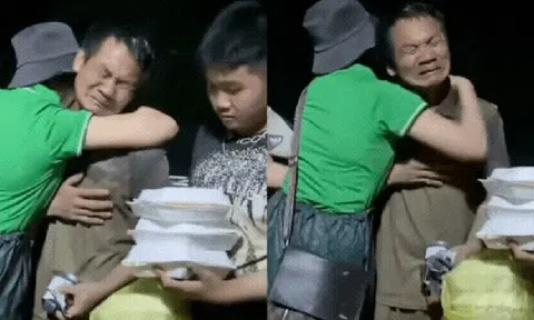 Người đàn ông ôm ngực bật khóc khi nhận cứu trợ giữa vùng lũ Nghệ An: "Nhà cửa còn gì đâu, trắng tay rồi"