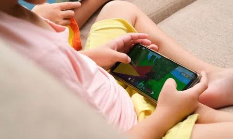 Bé trai 13 tuổi mắc gan nhiễm mỡ vì nghiện chơi điện thoại