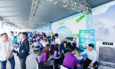 Bác tài TP.HCM lên đời xe xanh quá dễ dàng tại “Ngày hội xanh”