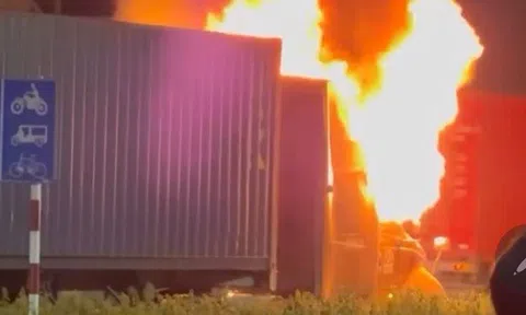 CLIP: Lửa cháy dữ dội, tài xế xe container ở TP HCM hô hoán người dân ứng cứu