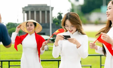 Quảng trường Ba Đình rực rỡ sắc đỏ từ sớm, người dân háo hức đếm ngược đến ngày Quốc khánh 2/9