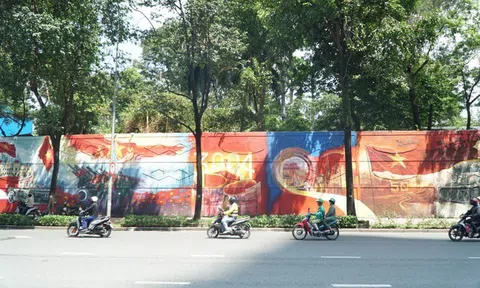 Điều đặc biệt về con đường bích họa dài 300m tái hiện lễ diễu binh dịp đại lễ 30/4