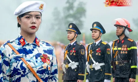 Những khung hình đầy kiêu hãnh của buổi tổng hợp luyện A80 dưới cơn mưa trắng trời