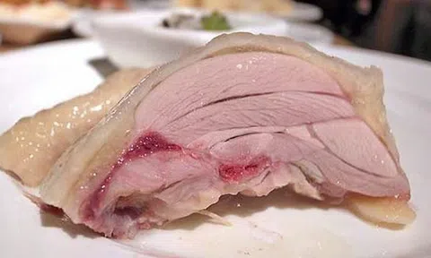 Ăn thịt gà nấu chưa chín, người đàn ông tử vong