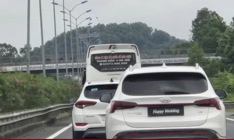 Truy tìm tài xế ô tô dùng chiêu lật biển số, gắn chữ 'Happy Wedding'