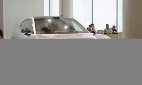 CEO Xiaomi khuyên khách mua xe Tesla