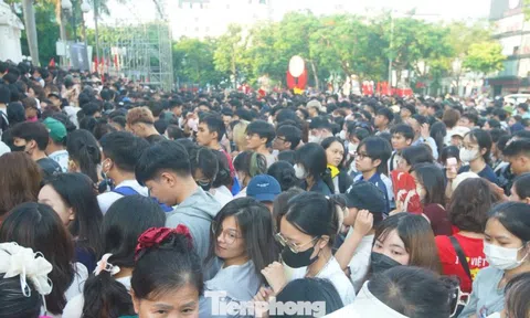 Cảnh tượng chưa từng có ở Nhà hát Lớn Hà Nội lúc 3h sáng