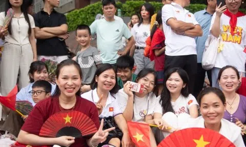 Dòng người đến từ tinh mơ, háo hức chờ xem tổng hợp luyện diễu binh ở Quảng trường Ba Đình