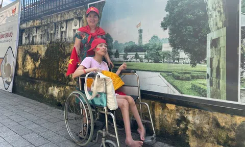 Xúc động hình ảnh người mẹ đẩy xe lăn đưa con gái vào Lăng viếng Bác sau 27 năm