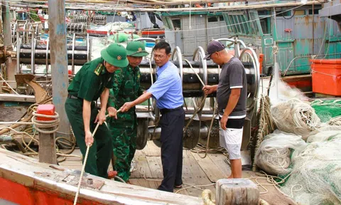 Bão số 5 đang lao nhanh vào bờ, Thanh Hóa ban lệnh cấm biển