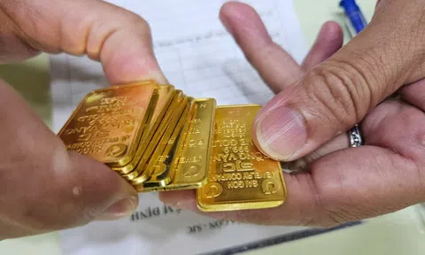 Các tiệm vàng nhỏ âm thầm mua bán vàng miếng SJC, đẩy giá lên cao kỷ lục