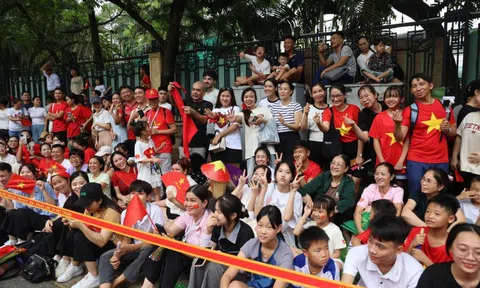 Đây là vị trí hàng chục điểm gửi xe gần khu vực diễu binh nhất, người dân phải xem ngay