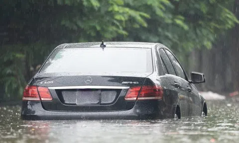 Bao giờ Hà Nội thoát cảnh 'phố biến thành sông' sau cơn mưa?
