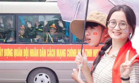 Trời đẹp, hết giờ làm việc, “khối yêu nước” đã sẵn sàng trên phố cho buổi sơ duyệt tối nay!