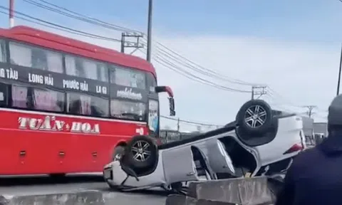 Ô tô "phơi bụng" trên Quốc lộ 1, ùn tắc giao thông