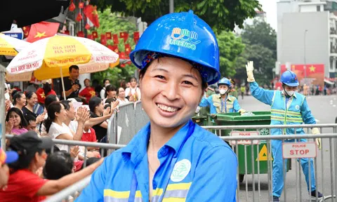 Clip: "Khối gìn giữ môi trường" tiến vào, khẩu lệnh được hô lên cực tâm lý khiến cả góc phố vỗ tay rần rần!